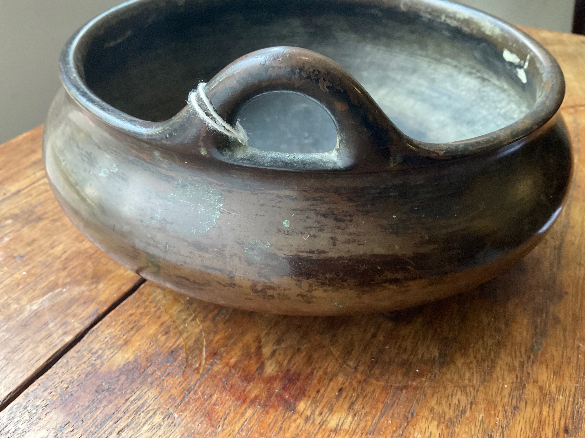 A large and rare Chinese bronze censer with simple loop handles, three tapering supports and - Bild 12 aus 13