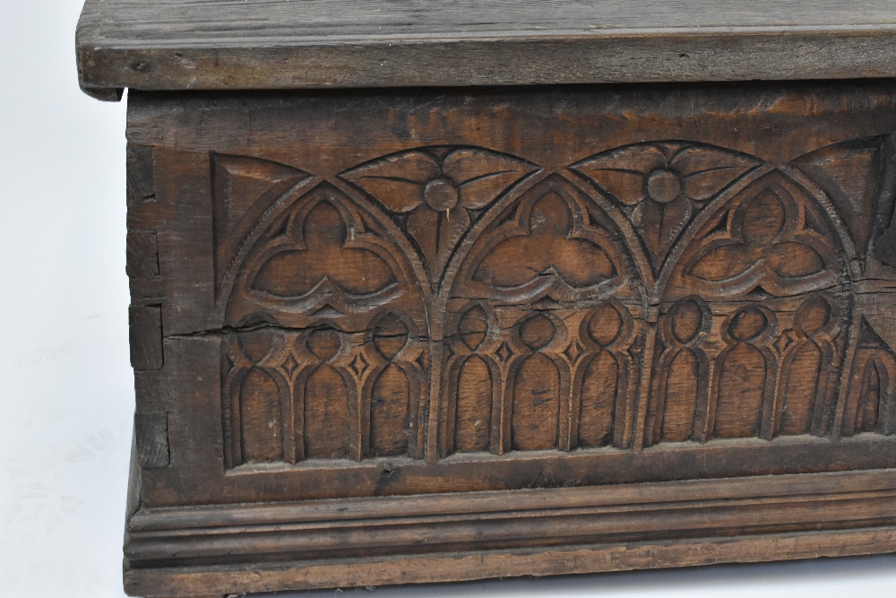 An 18th century blanket box, the hinged lid above a Gothic carved panel front, width 151cm, depth - Bild 2 aus 8