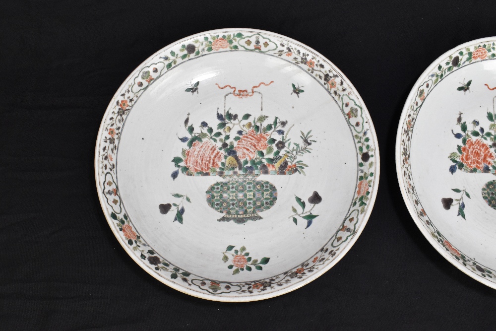 A pair of large Kangxi (1662-1722) Famille Verte chargers, each painted with a central vase of - Bild 2 aus 8