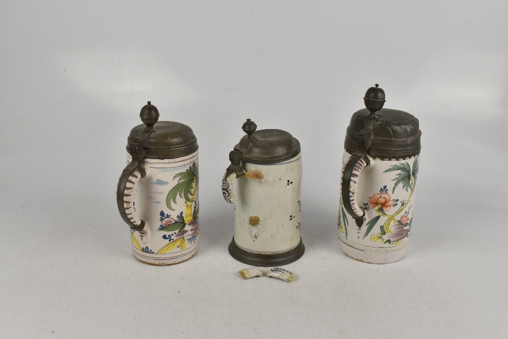 Three 18th century German faïence steins with hinged pewter covers, one decorated with figures - Bild 4 aus 5