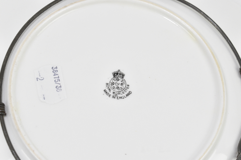 HARRY AYRTON FOR ROYAL WORCESTER; a pair of hand painted cabinet plates with scalloped edges, each - Bild 6 aus 6