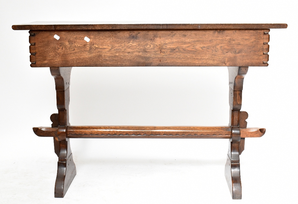 A reproduction oak court cupboard, with panelled door above two drawers and two cupboard doors, - Bild 3 aus 5