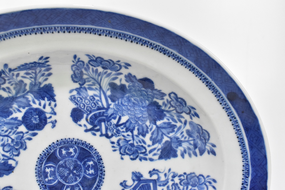 A Chinese Qianlong Period blue and white oval platter decorated in the 'Fitzhugh' pattern, length - Image 4 of 7