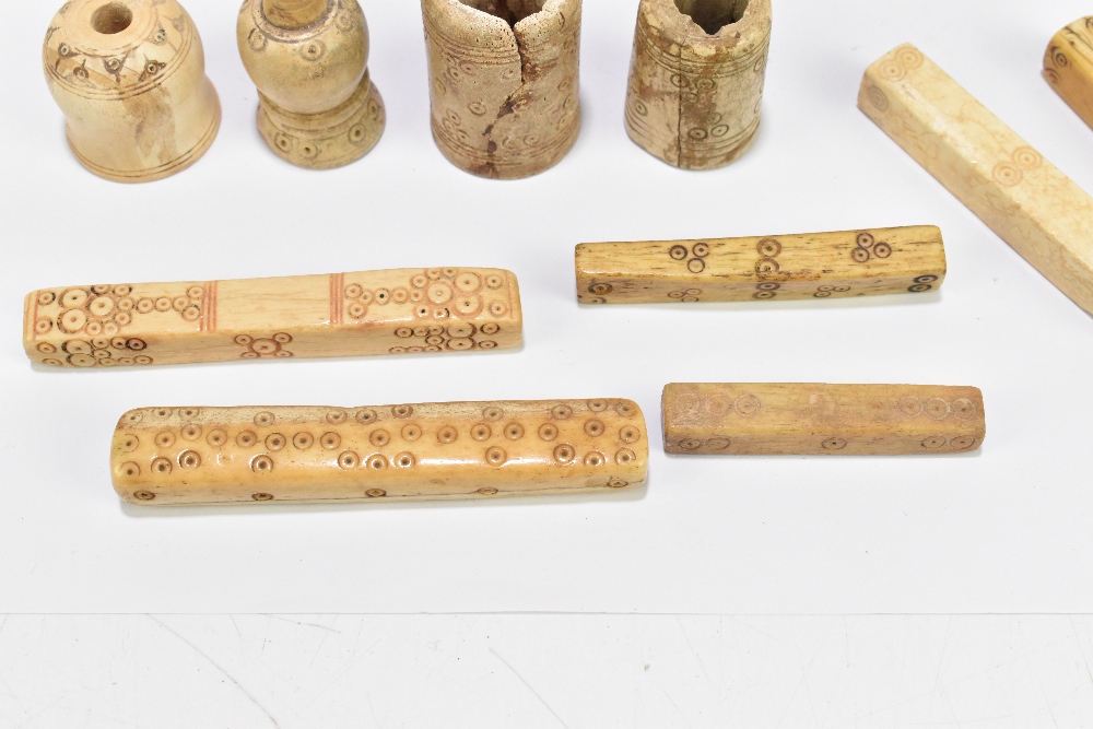 A group of middle Iron Age bone items including cylindrical toggle fasteners, 3rd-1st centuries - Bild 4 aus 5