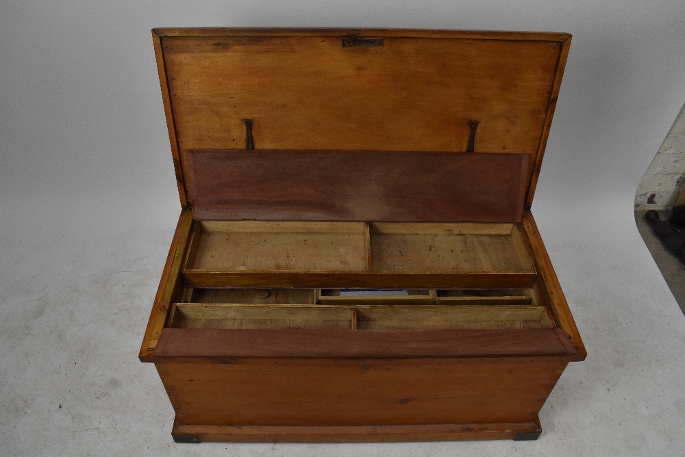 A pine tool chest with handles either side, width 91cm, depth 49cm, height 43.5cm. - Bild 3 aus 4