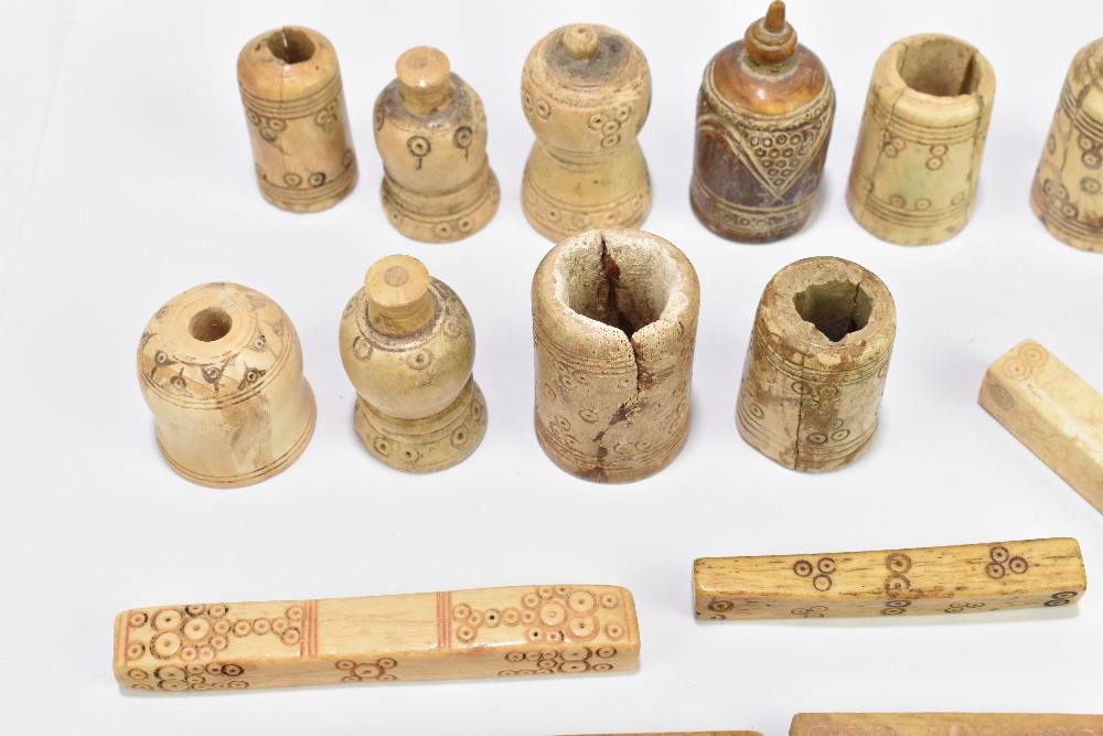 A group of middle Iron Age bone items including cylindrical toggle fasteners, 3rd-1st centuries - Bild 3 aus 5