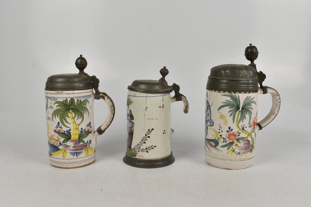 Three 18th century German faïence steins with hinged pewter covers, one decorated with figures - Bild 2 aus 5