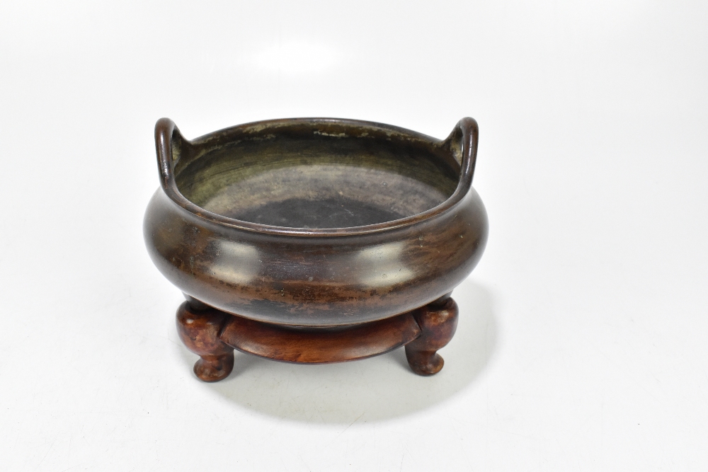 A large and rare Chinese bronze censer with simple loop handles, three tapering supports and - Bild 3 aus 13