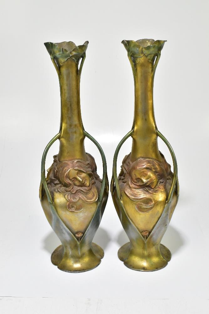 A pair of Art Nouveau bronzed metal three handled vases cast with Art Nouveau maidens and floral - Bild 4 aus 7