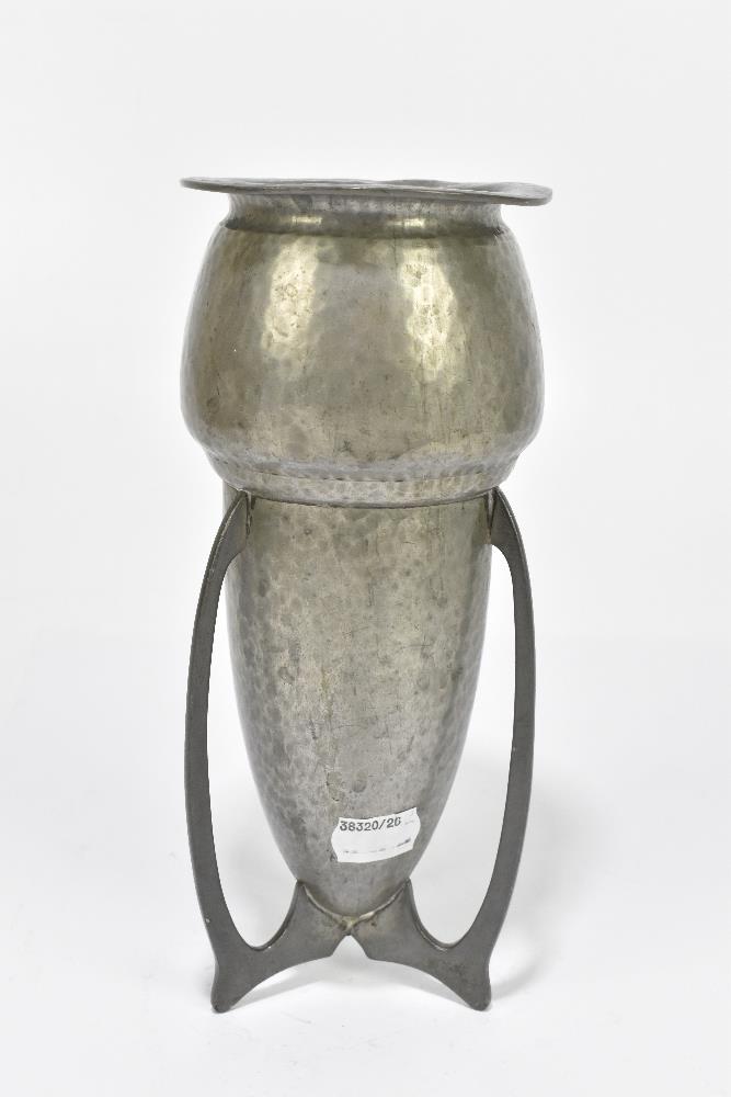 LIBERTY & CO; a hammered pewter rocket vase, with three pierced swept supports, indistinctly stamped - Bild 3 aus 6