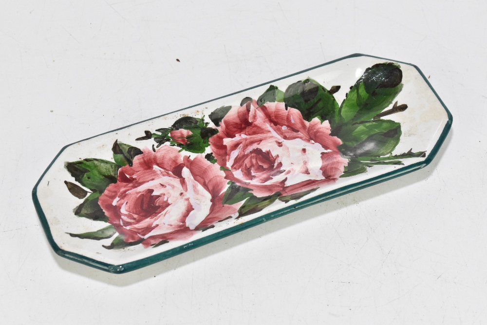 WEMYSS WARE; a rectangular pin tray decorated in the 'Cabbage Rose' pattern with printed marks for - Bild 2 aus 4