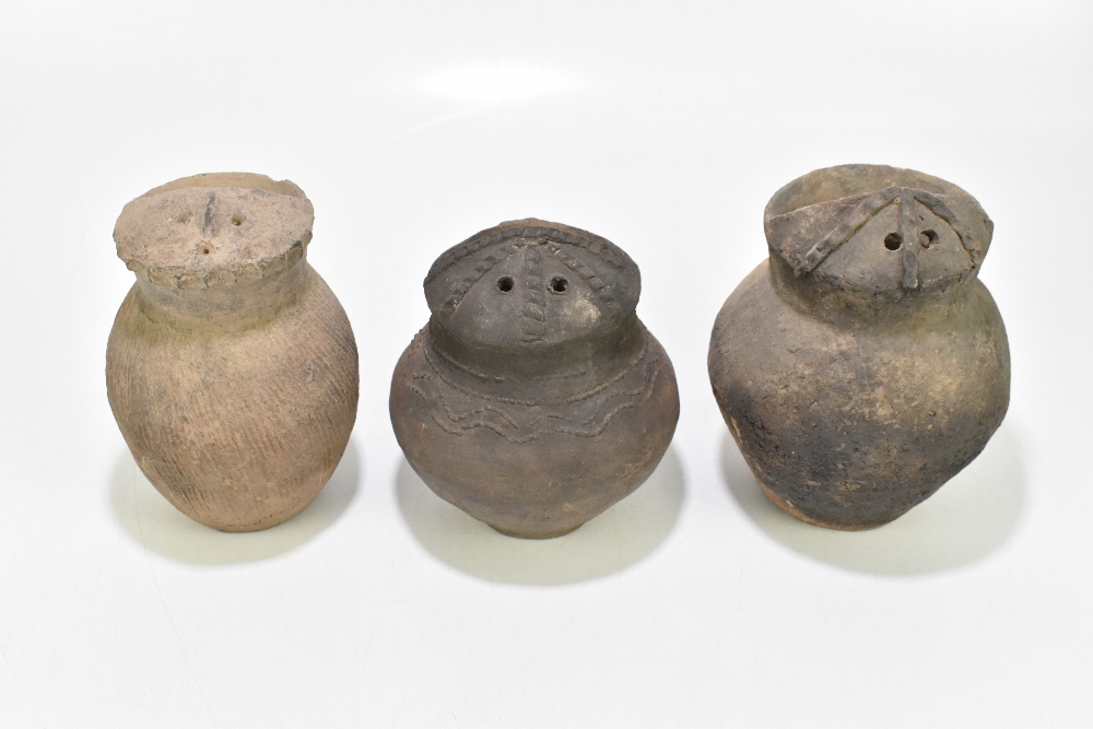 Three rare Chinese Neolithic period (circa 2nd Millennium BC) Qijai Culture jugs in the form of - Bild 2 aus 4