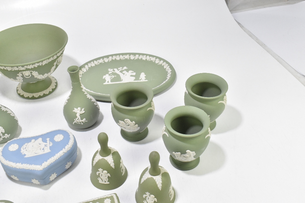 WEDGWOOD; a collection of green jasperware including a pedestal bowl, a jug, a pair of vases, an - Bild 5 aus 8