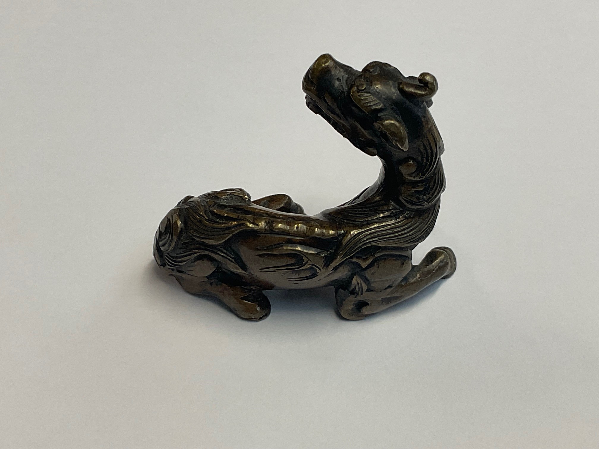 An 18th century Chinese bronze scroll weight modelled as a recumbent ram, length 6.5cm. - Bild 8 aus 8