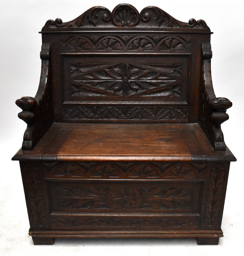 An early 20th century small carved oak settle with hinged seat, width 91cm, depth 44cm, height - Bild 3 aus 5