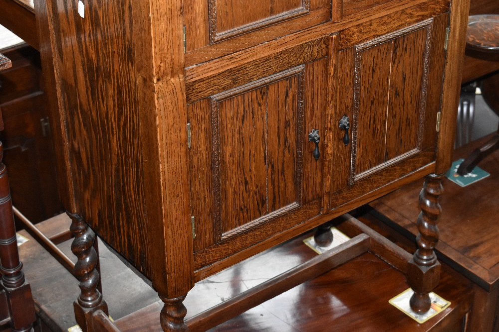 An oak side cabinet with twin cupboard doors above another set of cupboard doors, on barley twist - Bild 3 aus 3