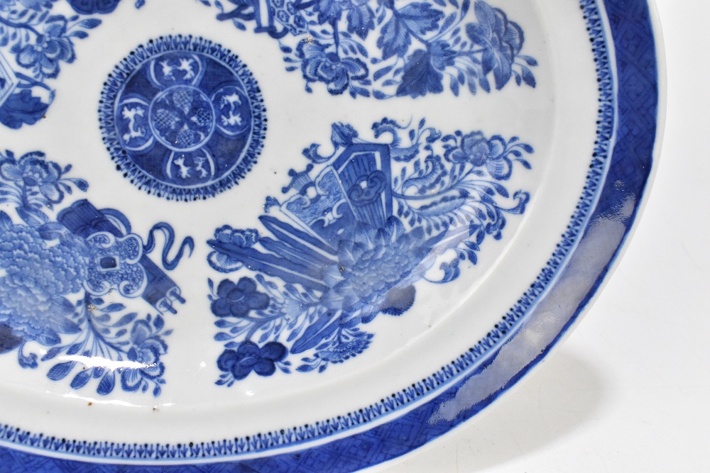 A Chinese Qianlong Period blue and white oval platter decorated in the 'Fitzhugh' pattern, length - Image 5 of 7