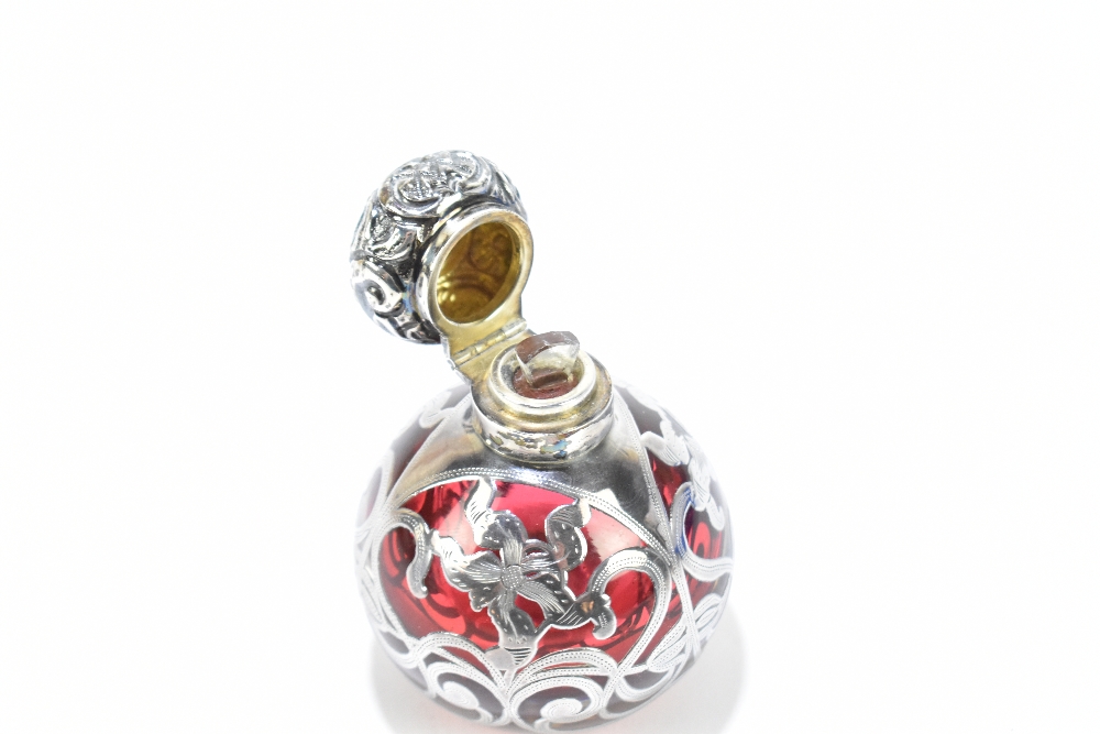 An Edward VII hallmarked silver mounted cranberry glass scent bottle, with floral decoration, with - Bild 3 aus 3