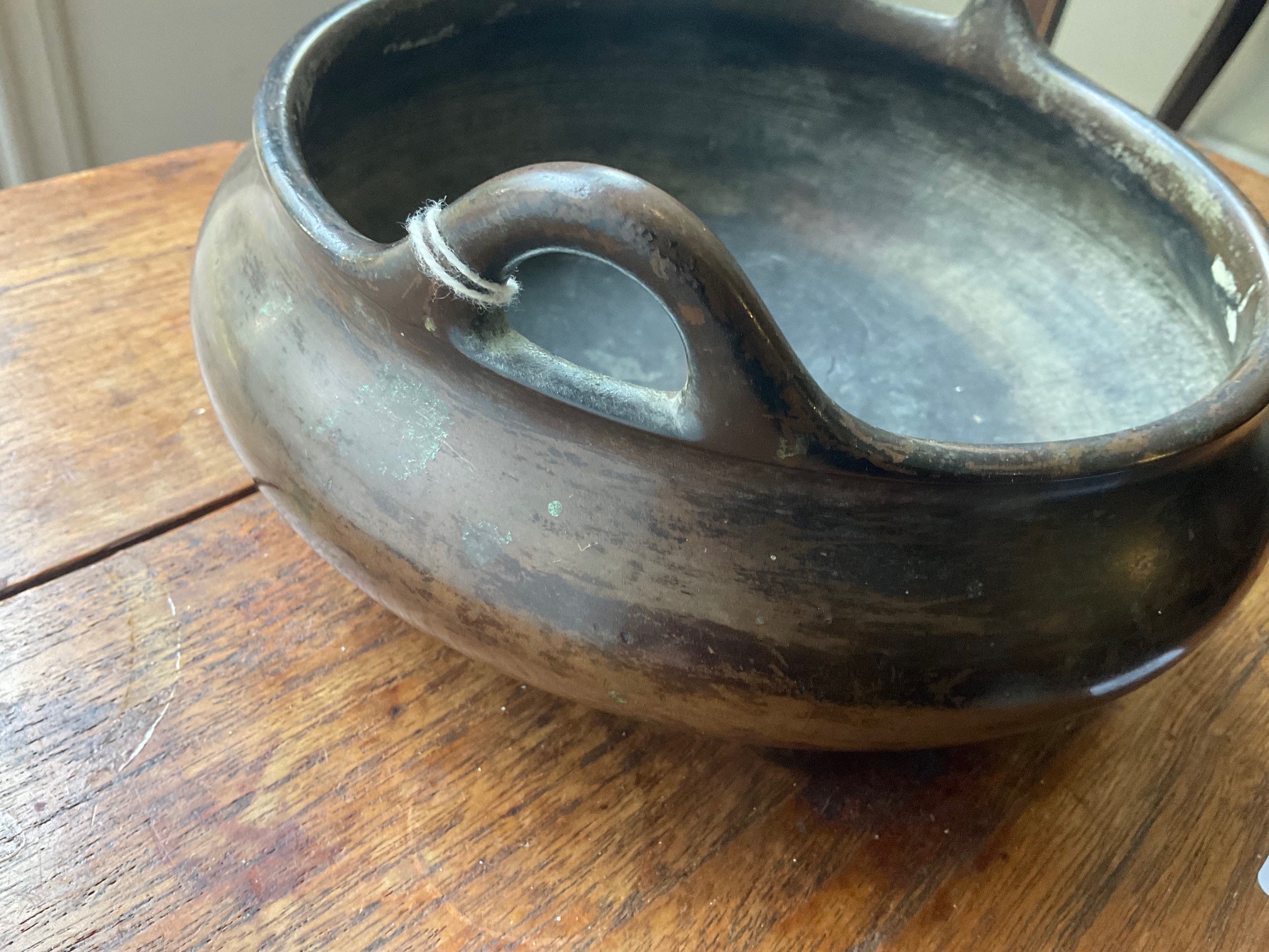 A large and rare Chinese bronze censer with simple loop handles, three tapering supports and - Bild 8 aus 13