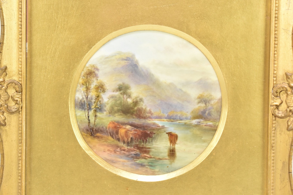 JAMES STINTON FOR ROYAL WORCESTER; a pair of hand painted circular plaques decorated with scenes - Bild 5 aus 7