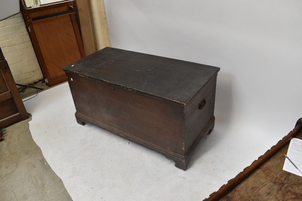 A stained pine blanket box, width 125cm, depth 61cm, height 62cm.Additional InformationMajor wear, - Bild 2 aus 4