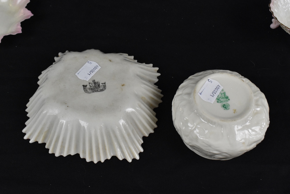 BELLEEK; a group of five ceramic items, comprising a shell shaped conical dish, a jug and sugar - Bild 4 aus 4