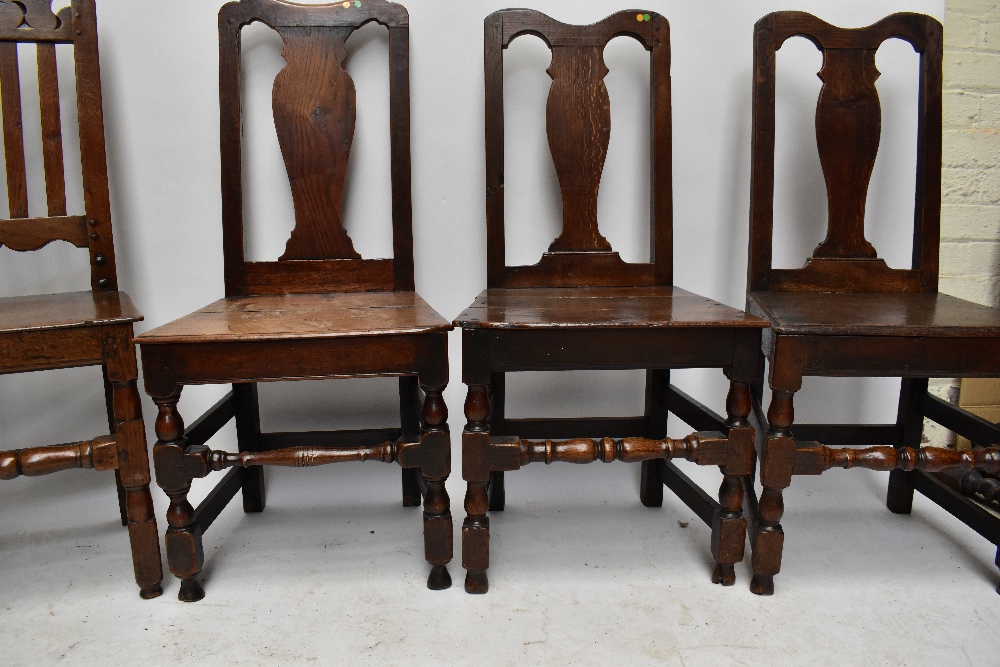 A set of four 19th century oak hall chairs, together with a further 19th century oak splat back hall - Bild 4 aus 4