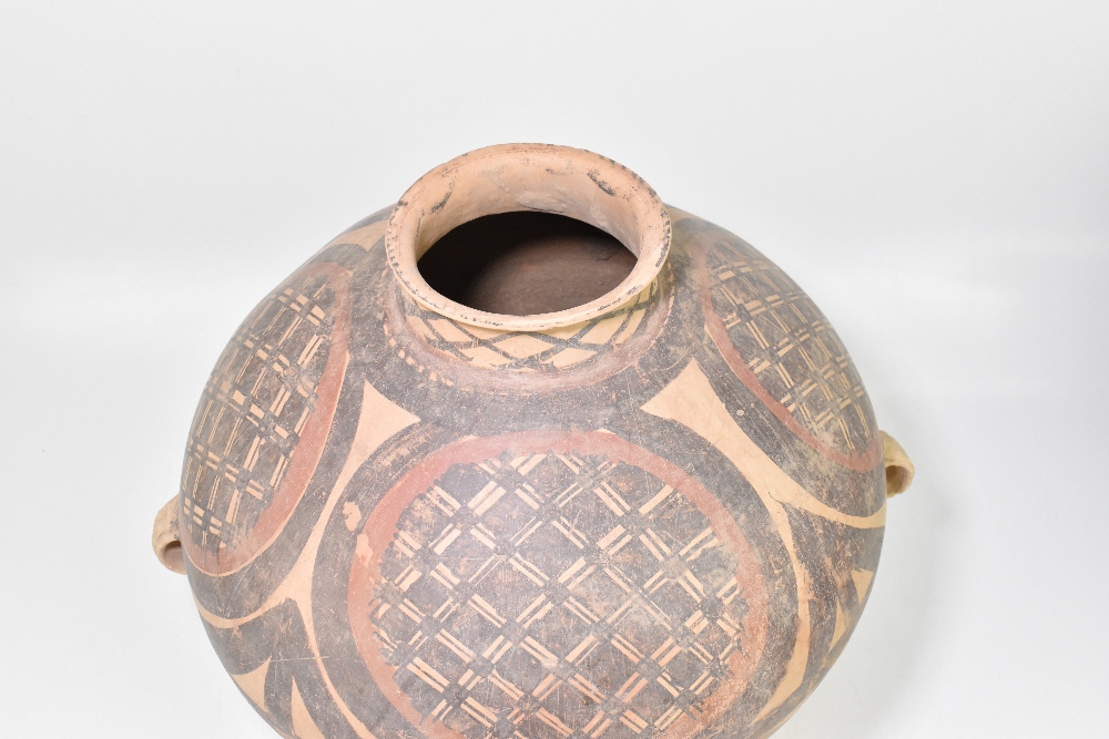 A large Chinese Neolithic period (circa 2nd Millennium BC) Yangshao Culture buff red earthenware - Bild 2 aus 6