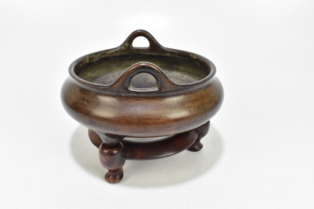 A large and rare Chinese bronze censer with simple loop handles, three tapering supports and - Bild 2 aus 13