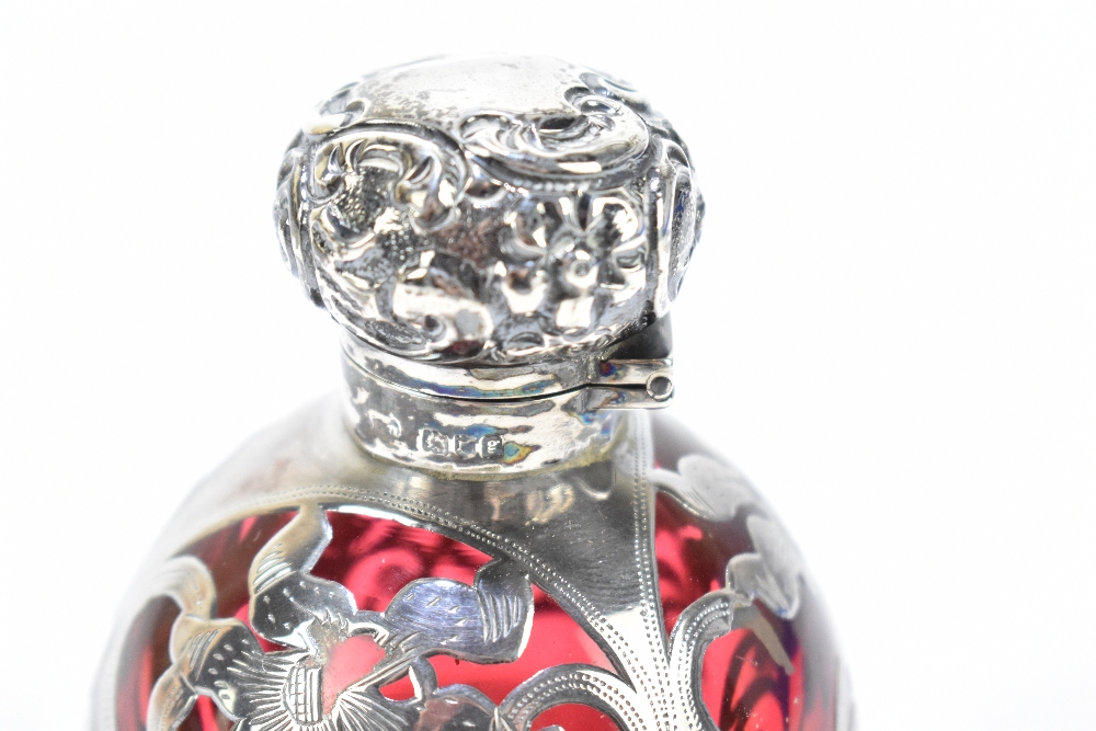 An Edward VII hallmarked silver mounted cranberry glass scent bottle, with floral decoration, with - Bild 2 aus 3