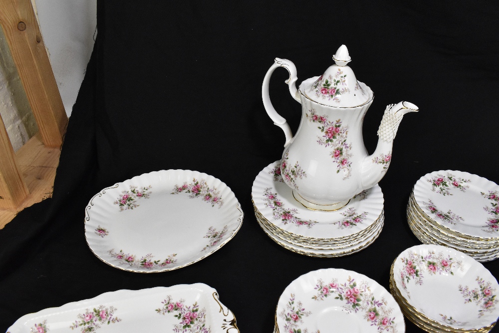 ROYAL ALBERT; a 'Lavender Rose' pattern tea service. - Bild 2 aus 7