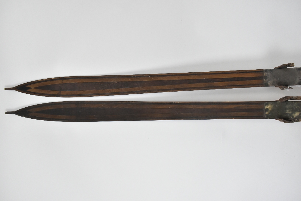 L.H HAGEN & CO CHRISTIANIA; a pair of hickory wood, steam bent, pre 1925 skis with Fritz Huitfeldt - Bild 3 aus 7