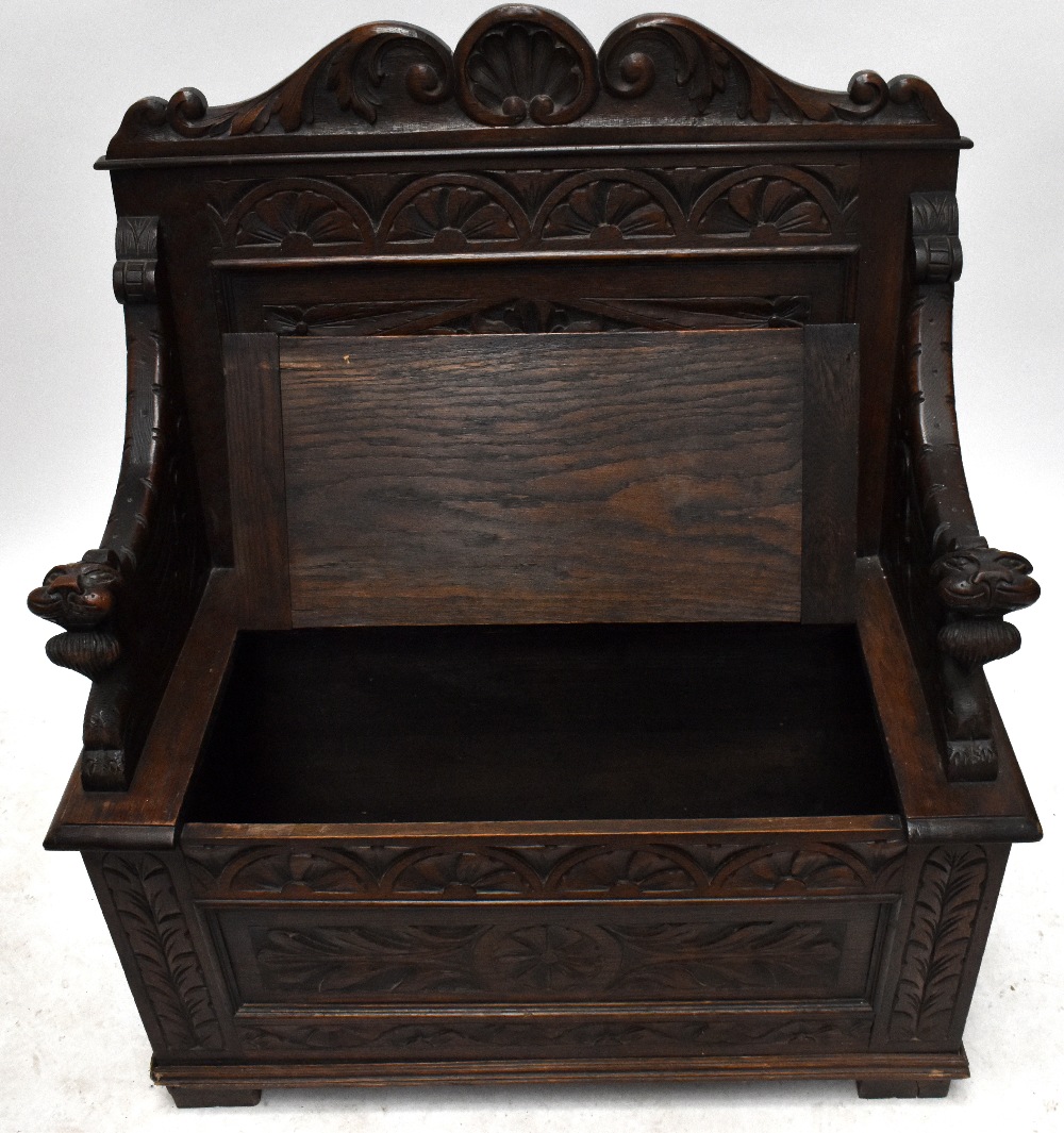 An early 20th century small carved oak settle with hinged seat, width 91cm, depth 44cm, height - Bild 4 aus 5