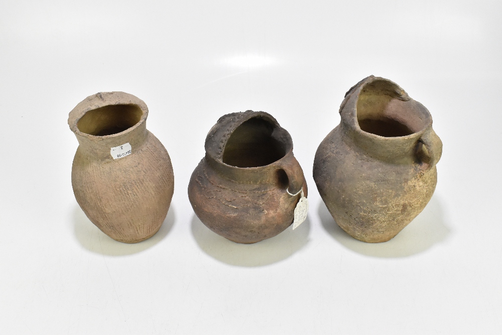 Three rare Chinese Neolithic period (circa 2nd Millennium BC) Qijai Culture jugs in the form of - Bild 3 aus 4