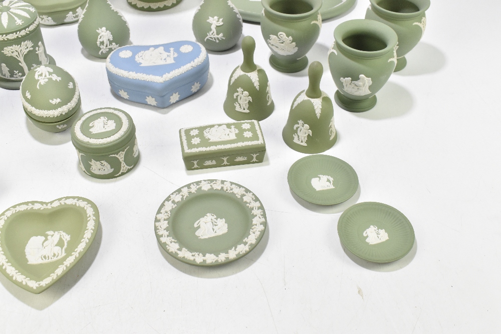 WEDGWOOD; a collection of green jasperware including a pedestal bowl, a jug, a pair of vases, an - Bild 6 aus 8