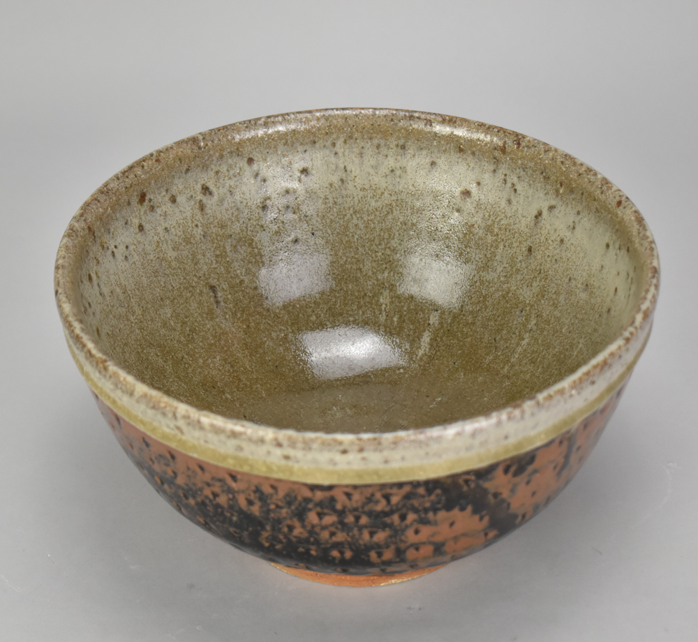 JIM MALONE (born 1946); a stoneware bowl covered in tenmoku breaking to kaki glaze with green ash - Bild 2 aus 4