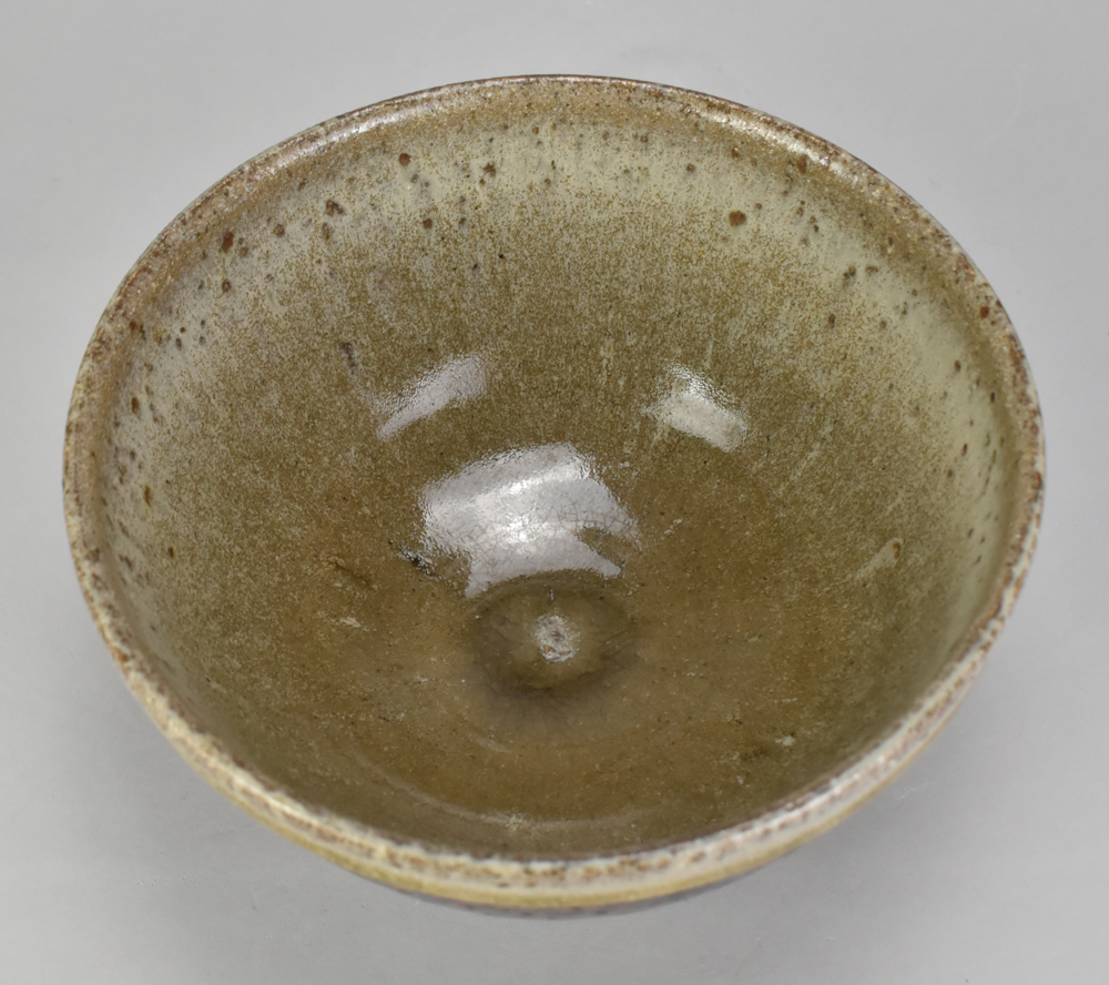 JIM MALONE (born 1946); a stoneware bowl covered in tenmoku breaking to kaki glaze with green ash - Bild 3 aus 4