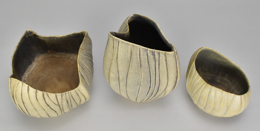 ANN WHIPP; a group of stoneware vessels of ribbed form with wavy rims, impressed and incised AW - Bild 2 aus 5