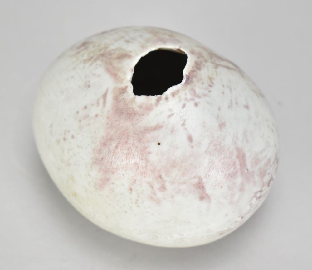 ALAN WALLWORK (1931-2019); a porcelain egg covered in pale grey glaze with pinkish hues, incised - Image 2 of 3