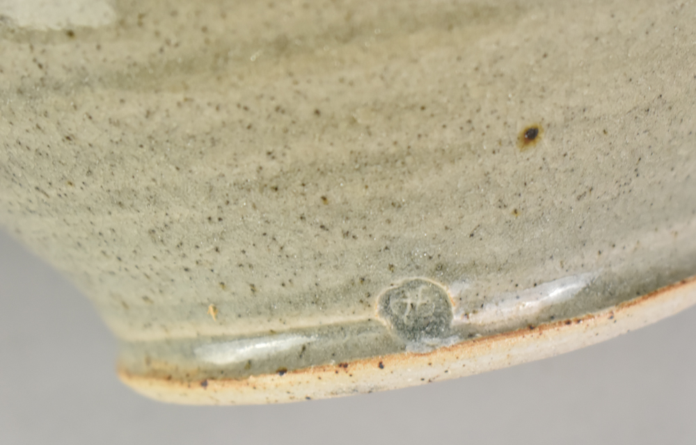 ADRIAN LEWIS-EVANS (1927-2021); a large stoneware bellied jug covered in grey/green glaze with oak - Bild 4 aus 5