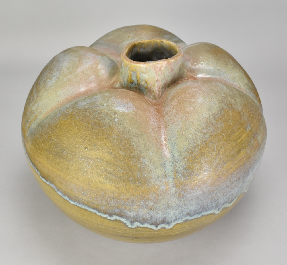 ABDO NAGI (1941-2001); a large stoneware pumpkin form partially covered in olive green glaze with - Bild 2 aus 4