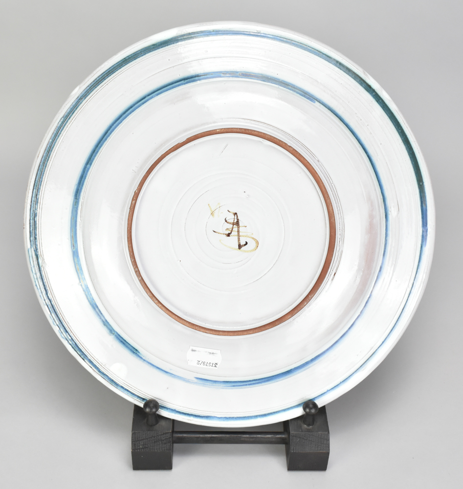 ALAN CAIGER-SMITH (1930-2020) for Aldermaston Pottery; a large tin glazed earthenware plate - Bild 2 aus 3