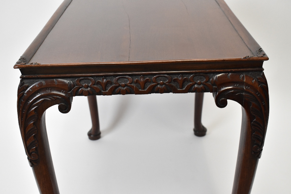 An 18th century Irish mahogany silver table, the rectangular top with moulded raised border above - Image 4 of 8