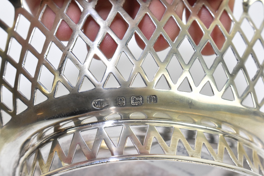 A George V hallmarked silver pierced oval basket, Birmingham 1912, length 14.5cm, with a William - Image 4 of 4