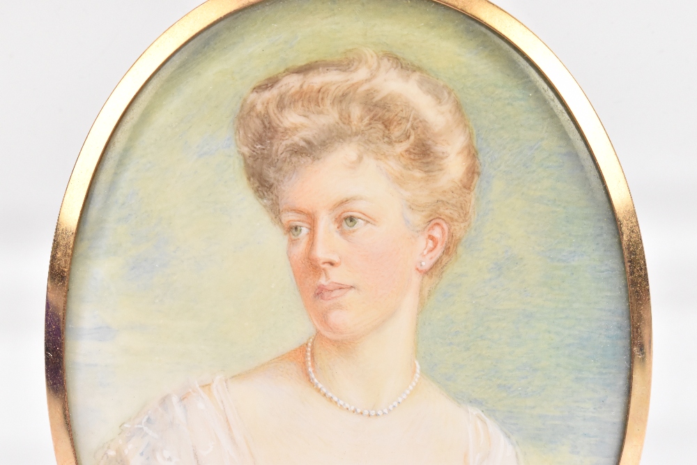 An Edwardian miniature portrait on ivory, the female sitter wearing a lace trimmed white dress - Image 4 of 6