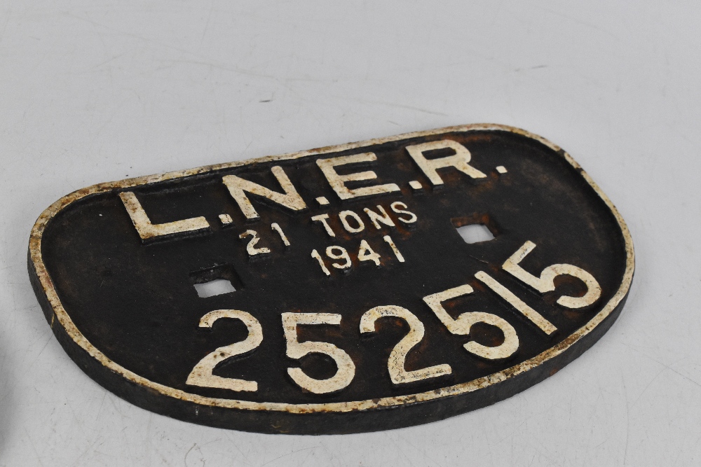 Three cast iron railway plates, comprising a LNER 21 tonnes plate, dated 1941, and number 252515, an - Image 3 of 3