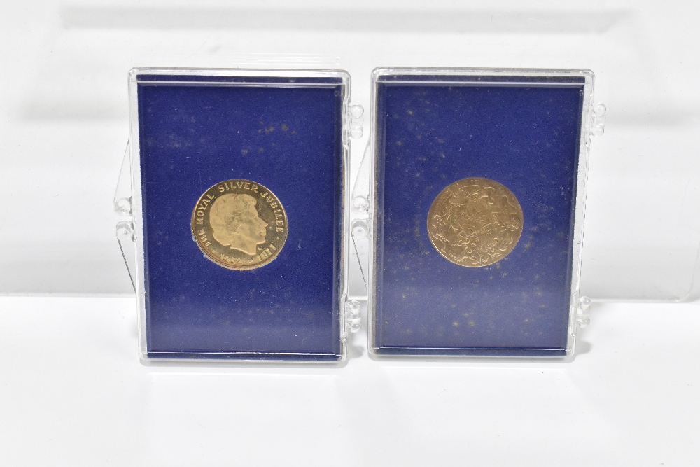 Two encapsulated 9ct yellow gold Elizabeth II Silver Jubilee commemorative medals, each diameter - Image 2 of 2