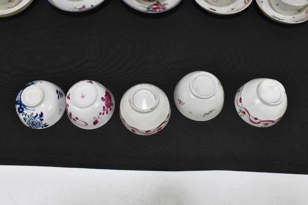 A group of ten 18th/19th century tea bowls, together with five saucers. - Image 5 of 7