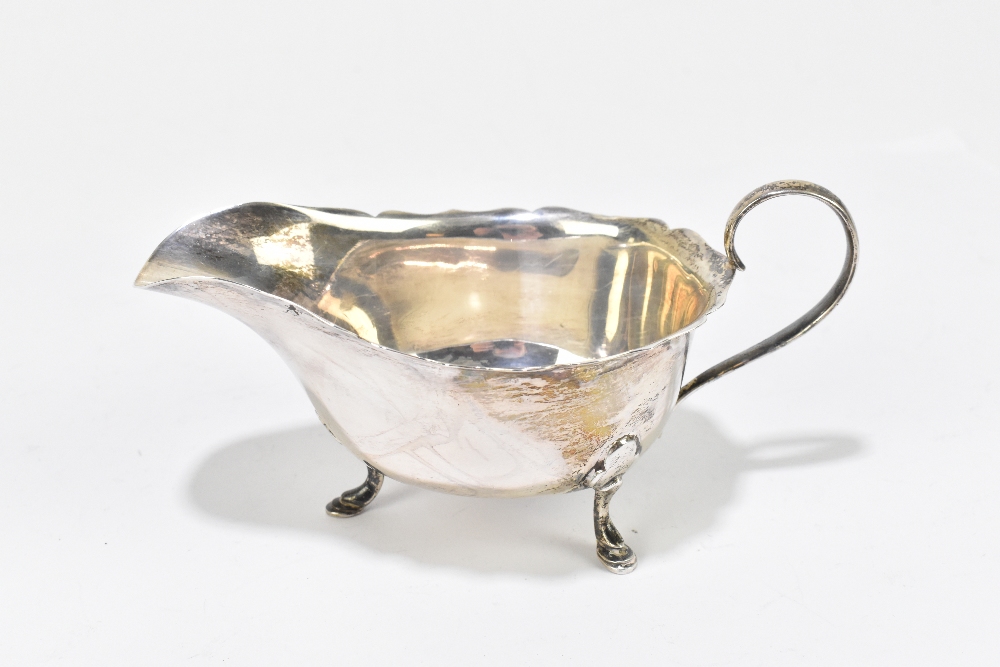 MAPPIN & WEBB; a George VI hallmarked silver sauceboat, Sheffield, 1941, approx weight 3.13ozt/97g. - Image 3 of 3