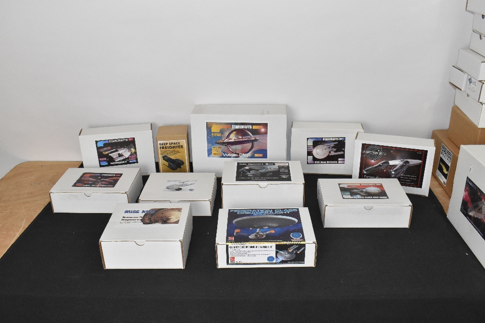 STAR TREK; a collection of thirty five boxed precision model kits. - Bild 3 aus 4